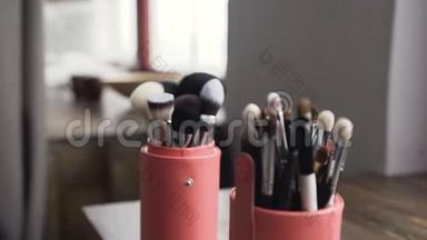 化妆室桌子上的化妆刷。 专业化妆工具.. 一套刷子。 化妆师做化妆